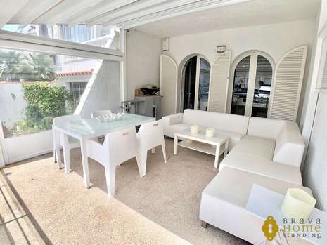 Preciosa casa con amarre antes de los puentes, en venta en Empuriabrava