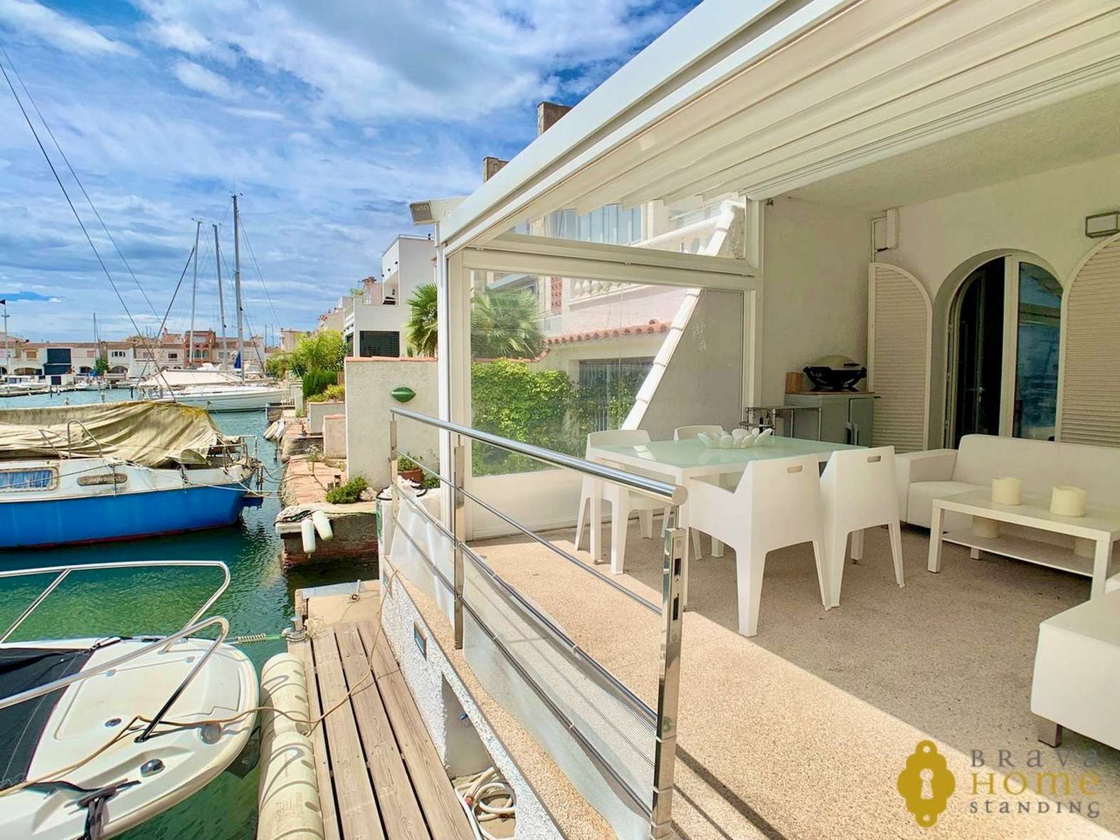 Beautiful house with mooring before the bridges, for sale in Empuriabrava