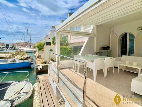 Preciosa casa con amarre antes de los puentes, en venta en Empuriabrava