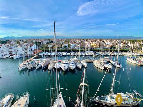 Entirely renovated duplex with beautiful view on the canal for sale in Empuriabrava