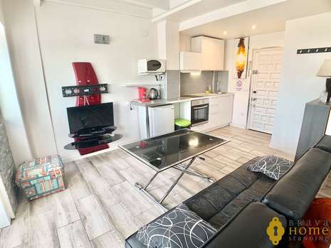 Entirely renovated duplex with beautiful view on the canal for sale in Empuriabrava
