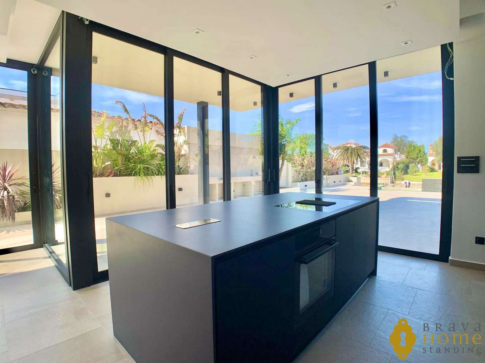 Magnífica casa de nueva construcción al canal ancho en venta en Empuriabrava