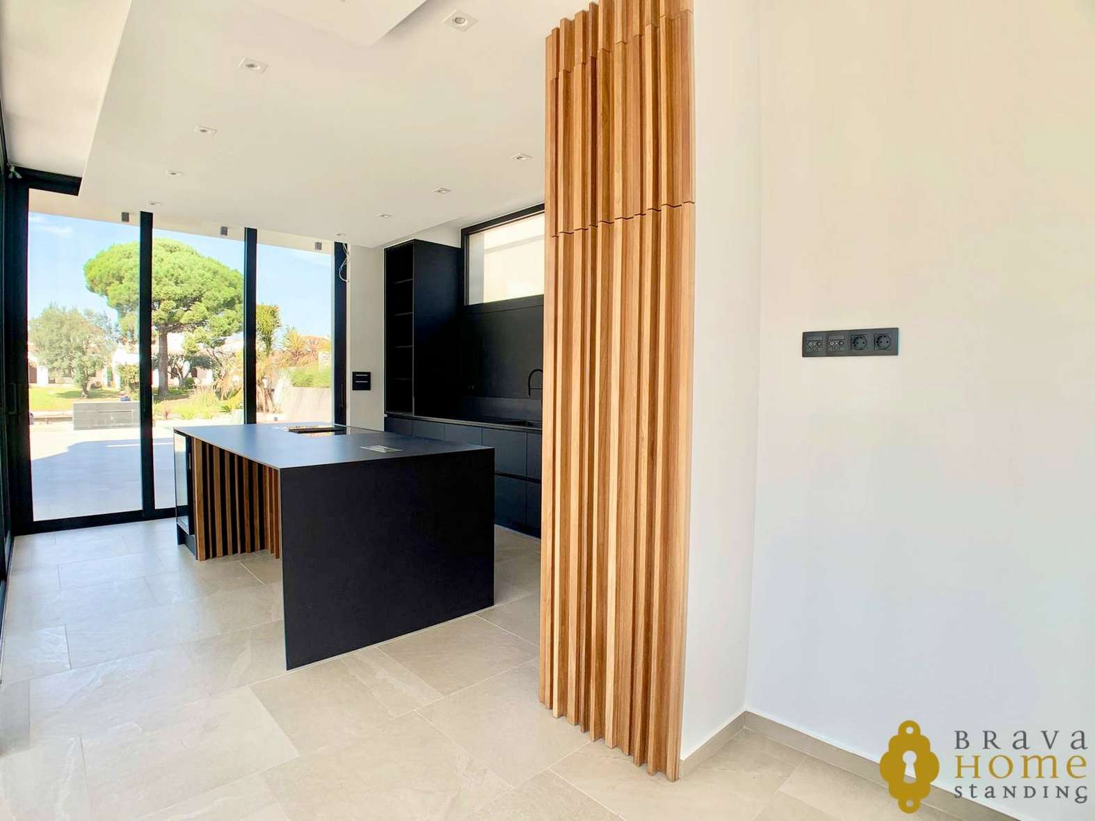 Magnífica casa de nueva construcción al canal ancho en venta en Empuriabrava