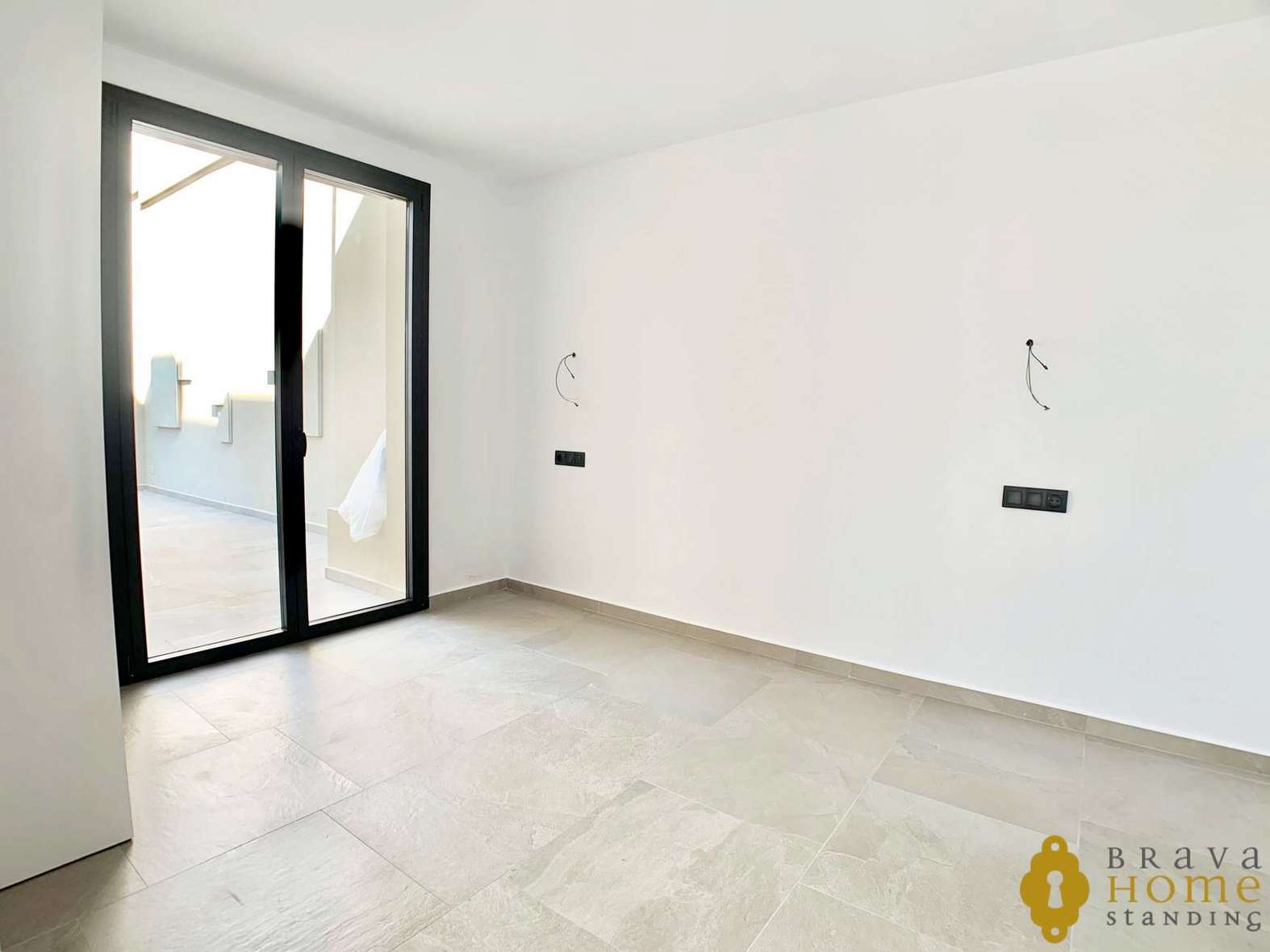 Magnífica casa de nueva construcción al canal ancho en venta en Empuriabrava