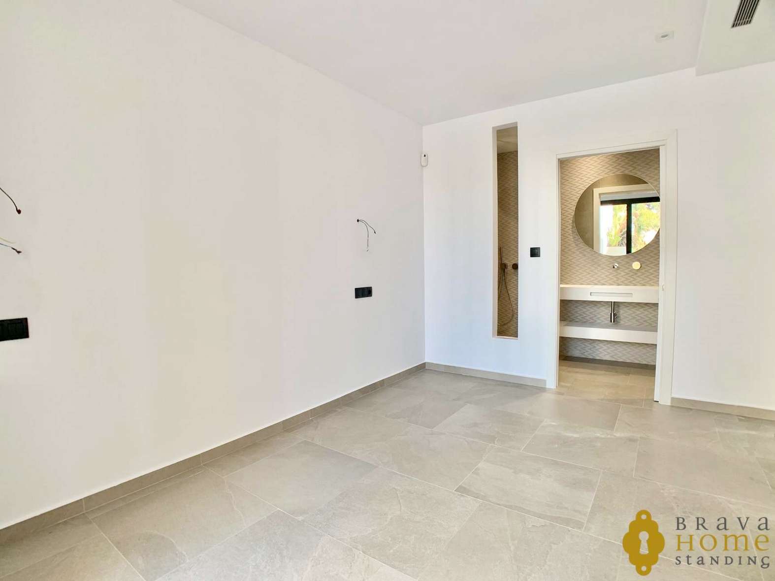 Magnífica casa de nueva construcción al canal ancho en venta en Empuriabrava