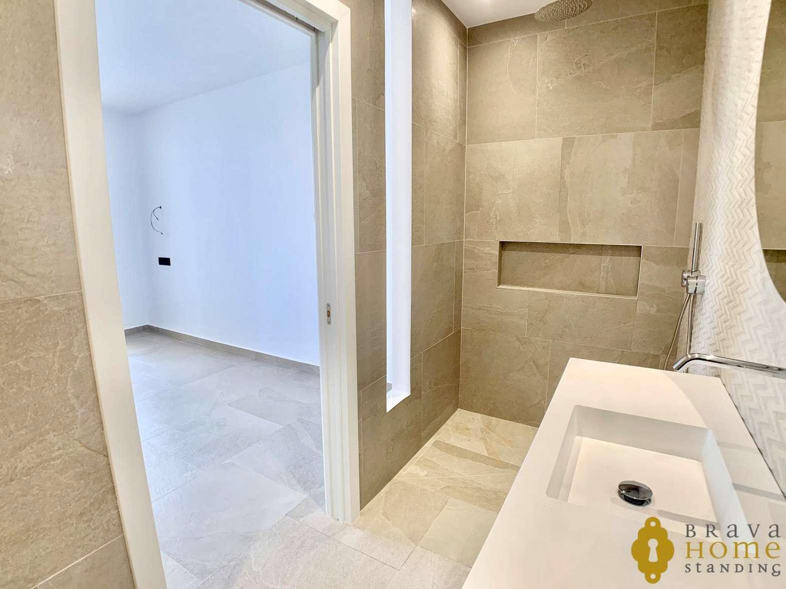 Magnífica casa de nueva construcción al canal ancho en venta en Empuriabrava