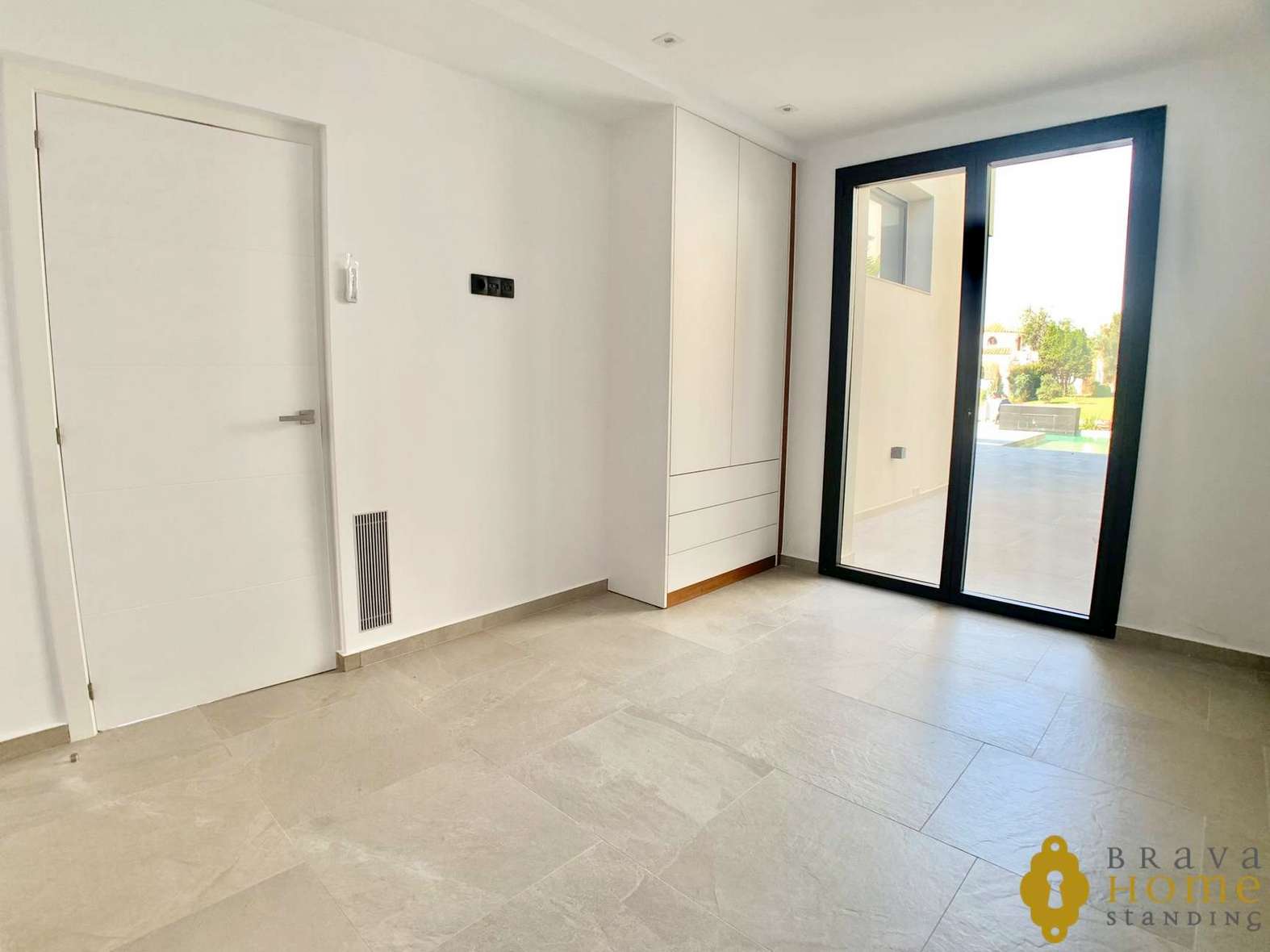 Magnífica casa de nueva construcción al canal ancho en venta en Empuriabrava