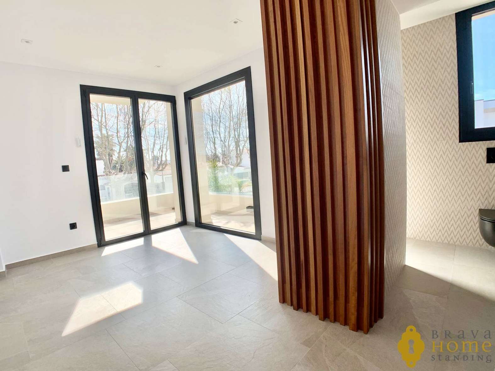 Magnífica casa de nueva construcción al canal ancho en venta en Empuriabrava