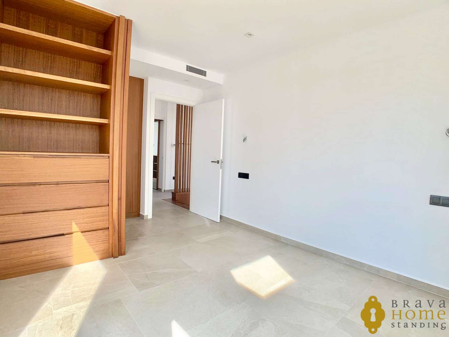Magnífica casa de nueva construcción al canal ancho en venta en Empuriabrava