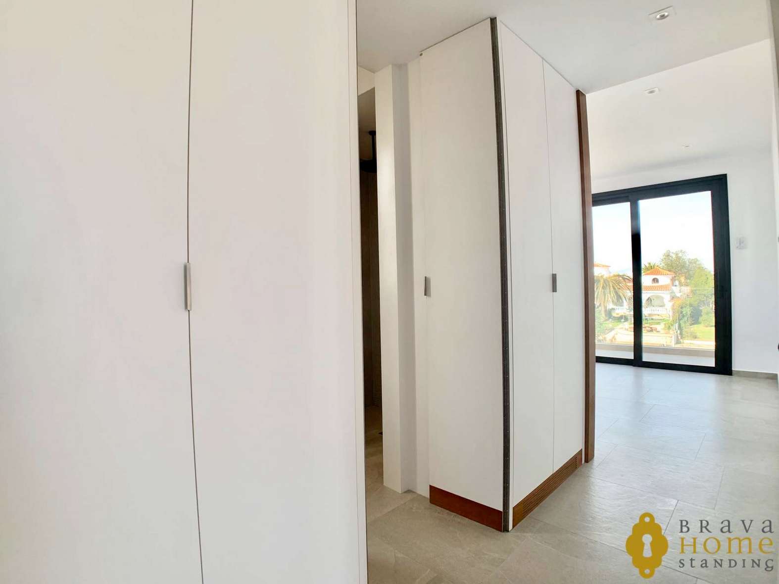 Magnífica casa de nueva construcción al canal ancho en venta en Empuriabrava