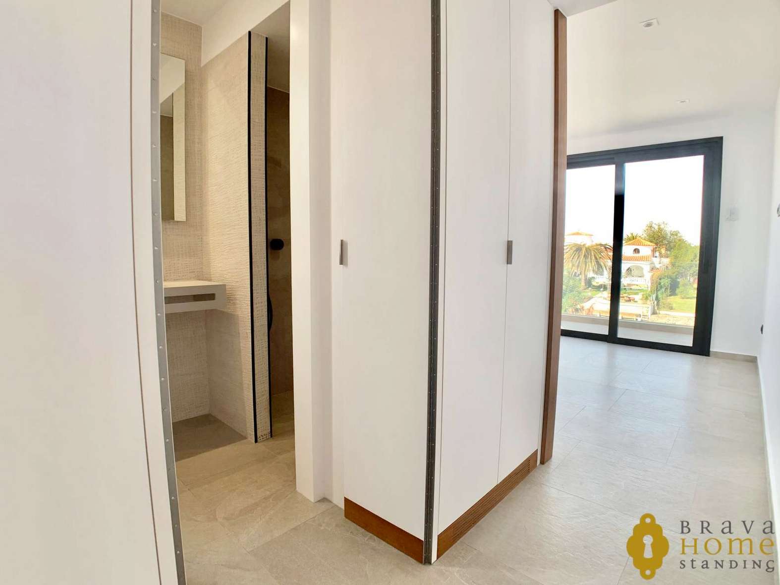 Magnífica casa de nueva construcción al canal ancho en venta en Empuriabrava