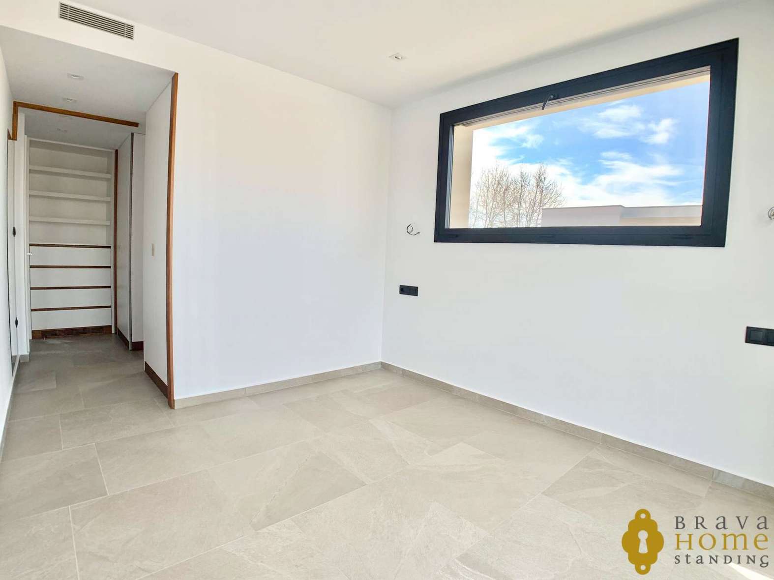 Magnífica casa de nueva construcción al canal ancho en venta en Empuriabrava