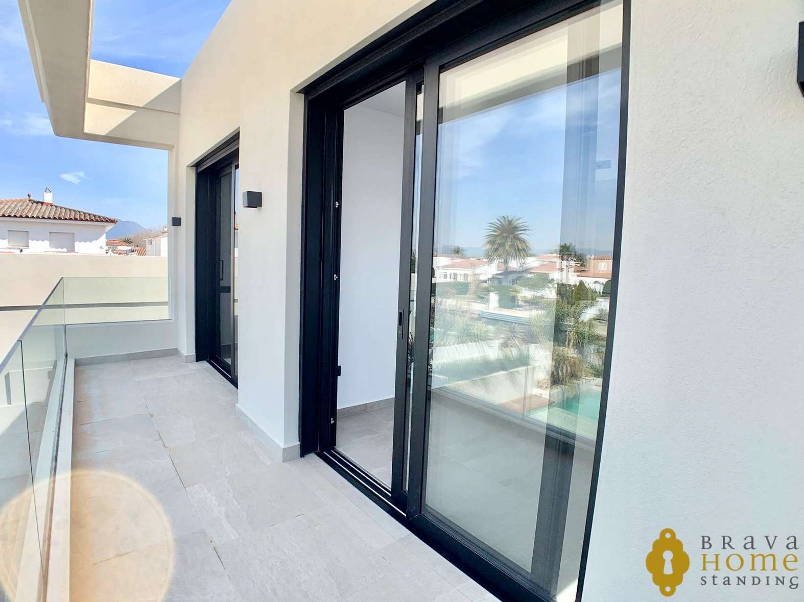 Magnífica casa de nueva construcción al canal ancho en venta en Empuriabrava
