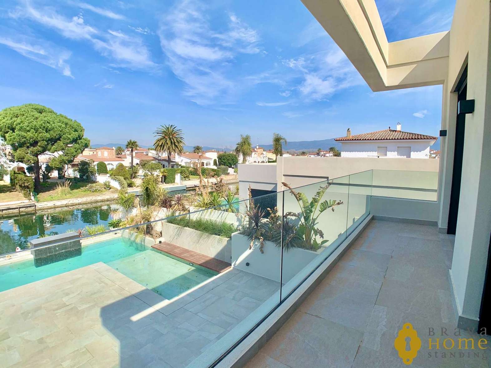Magnífica casa de nueva construcción al canal ancho en venta en Empuriabrava