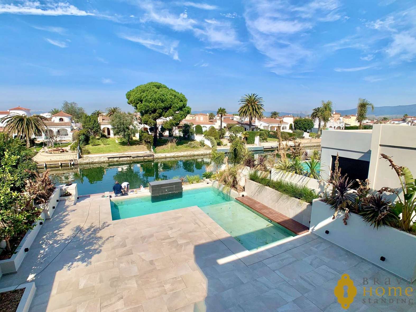 Magnífica casa de nueva construcción al canal ancho en venta en Empuriabrava