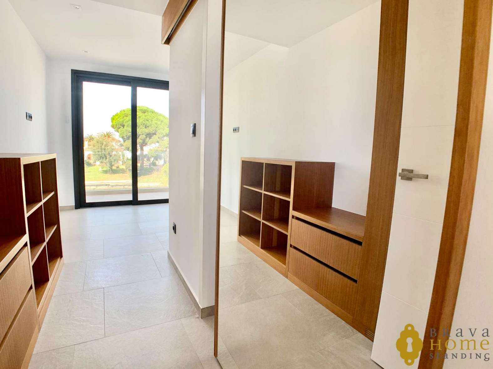 Magnífica casa de nueva construcción al canal ancho en venta en Empuriabrava