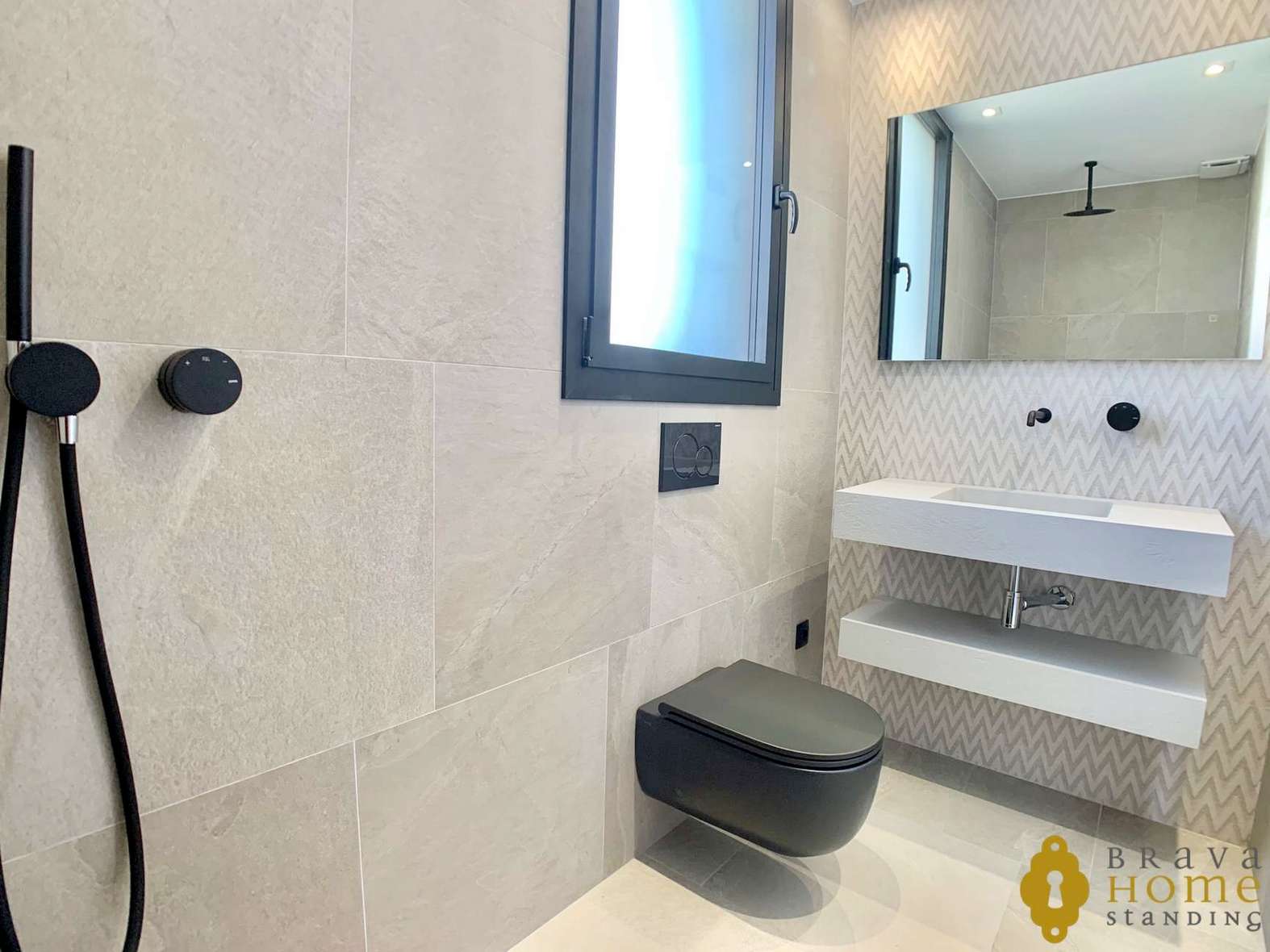 Magnífica casa de nueva construcción al canal ancho en venta en Empuriabrava