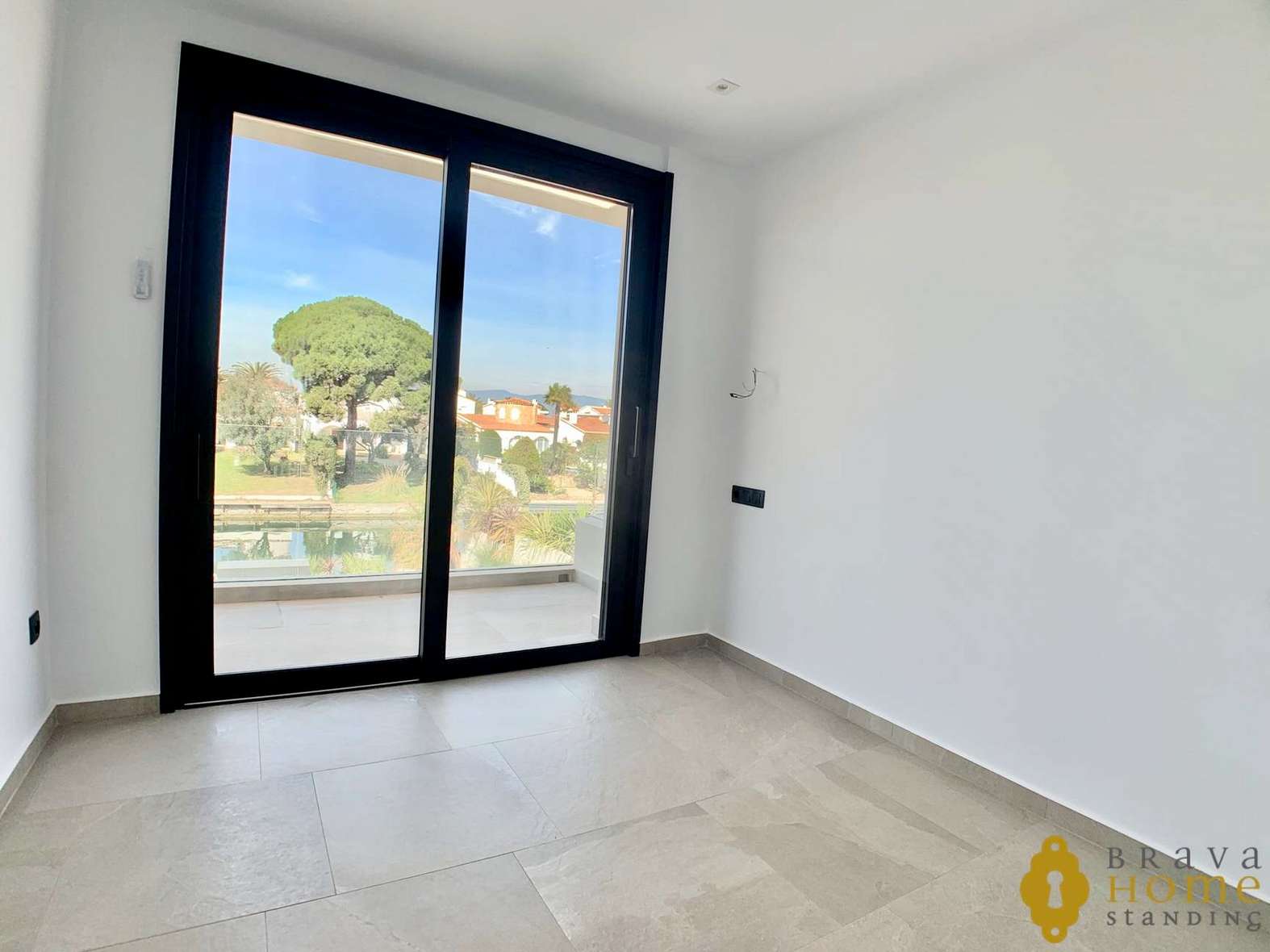 Magnífica casa de nueva construcción al canal ancho en venta en Empuriabrava