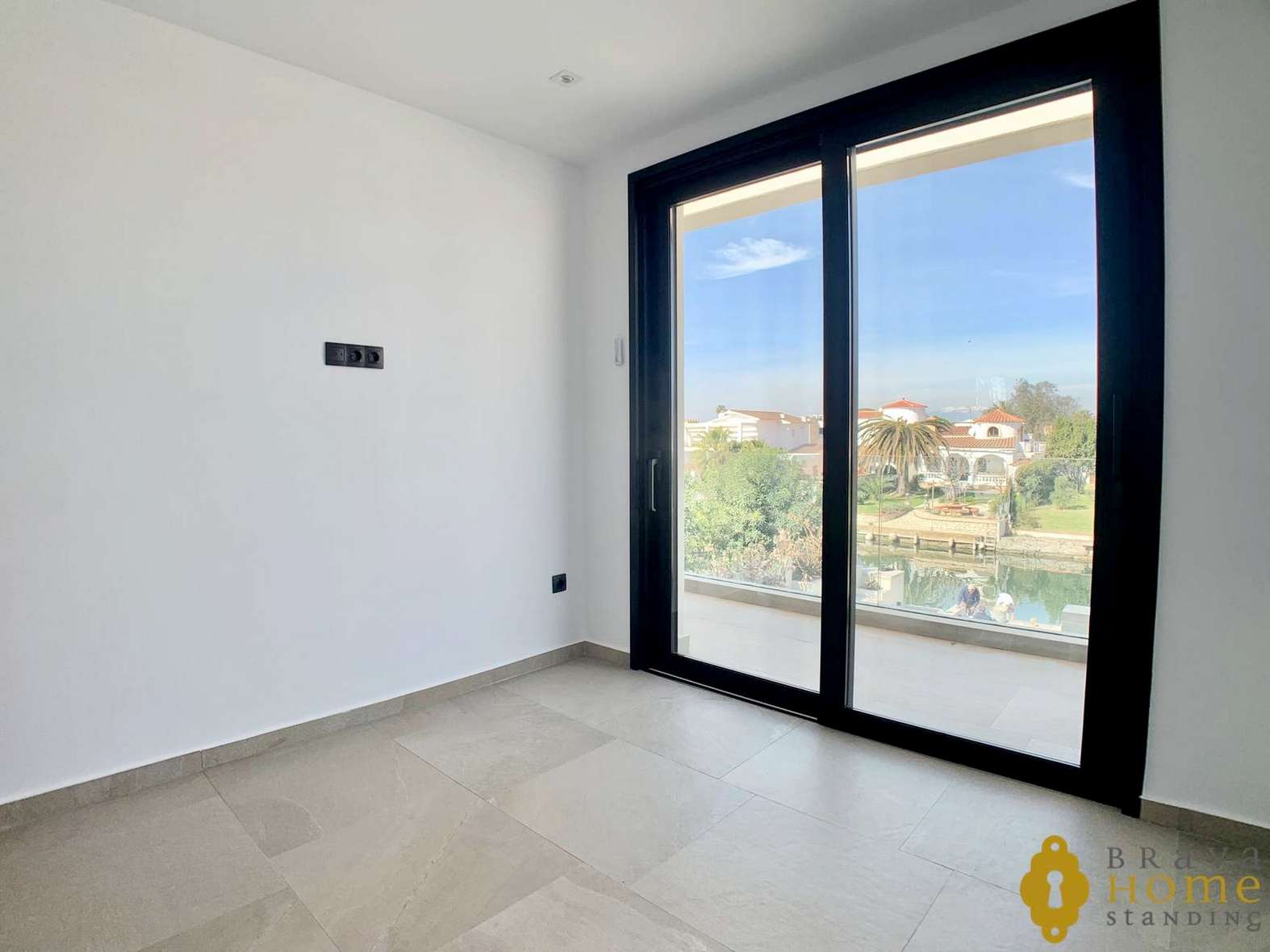Magnífica casa de nueva construcción al canal ancho en venta en Empuriabrava