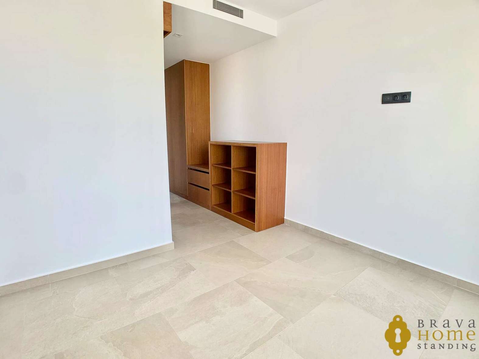 Magnífica casa de nueva construcción al canal ancho en venta en Empuriabrava