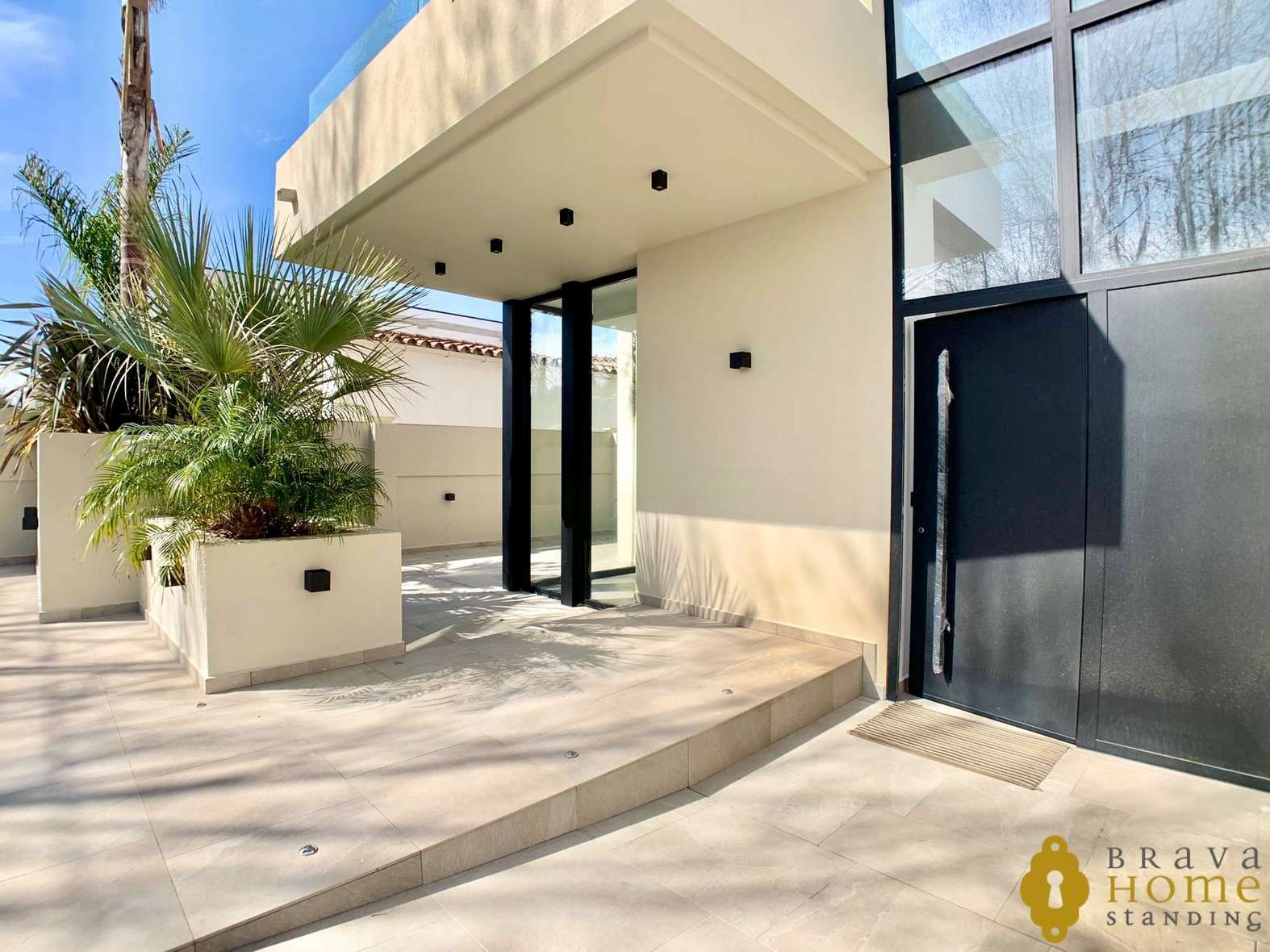 Magnífica casa de nueva construcción al canal ancho en venta en Empuriabrava
