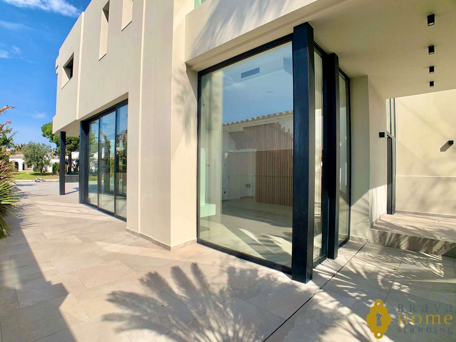 Magnífica casa de nueva construcción al canal ancho en venta en Empuriabrava