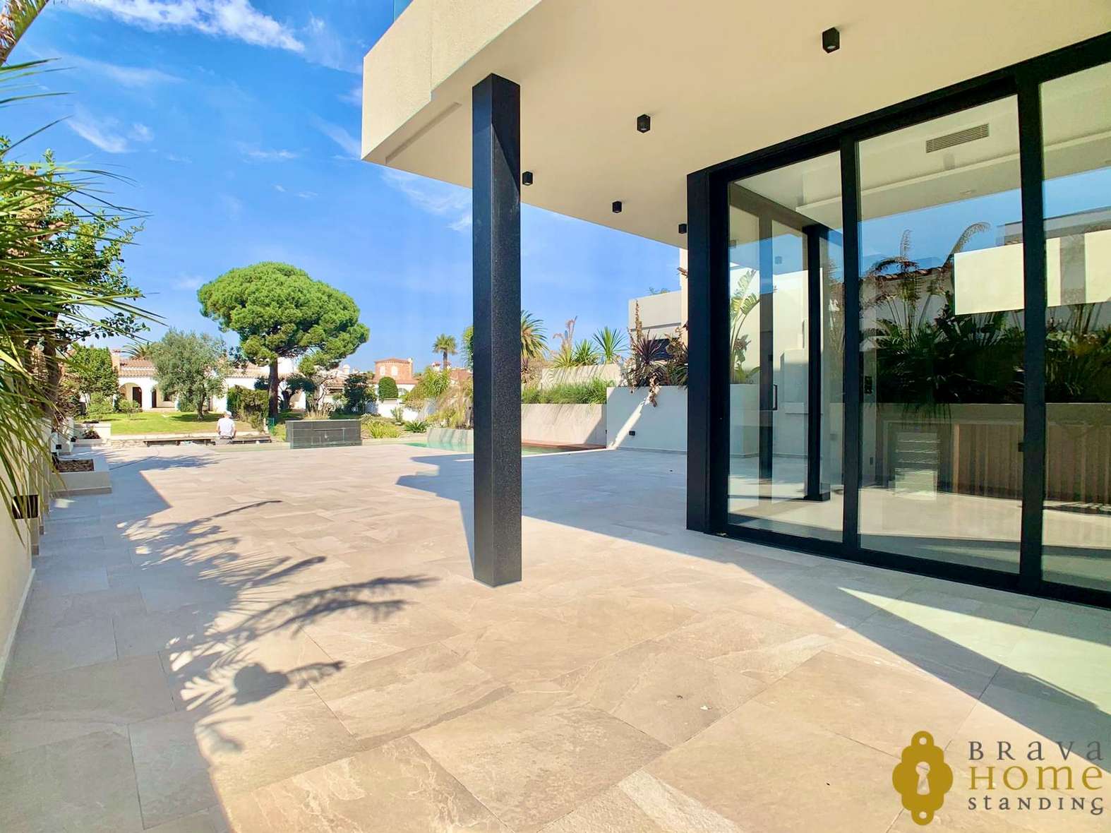 Magnífica casa de nueva construcción al canal ancho en venta en Empuriabrava