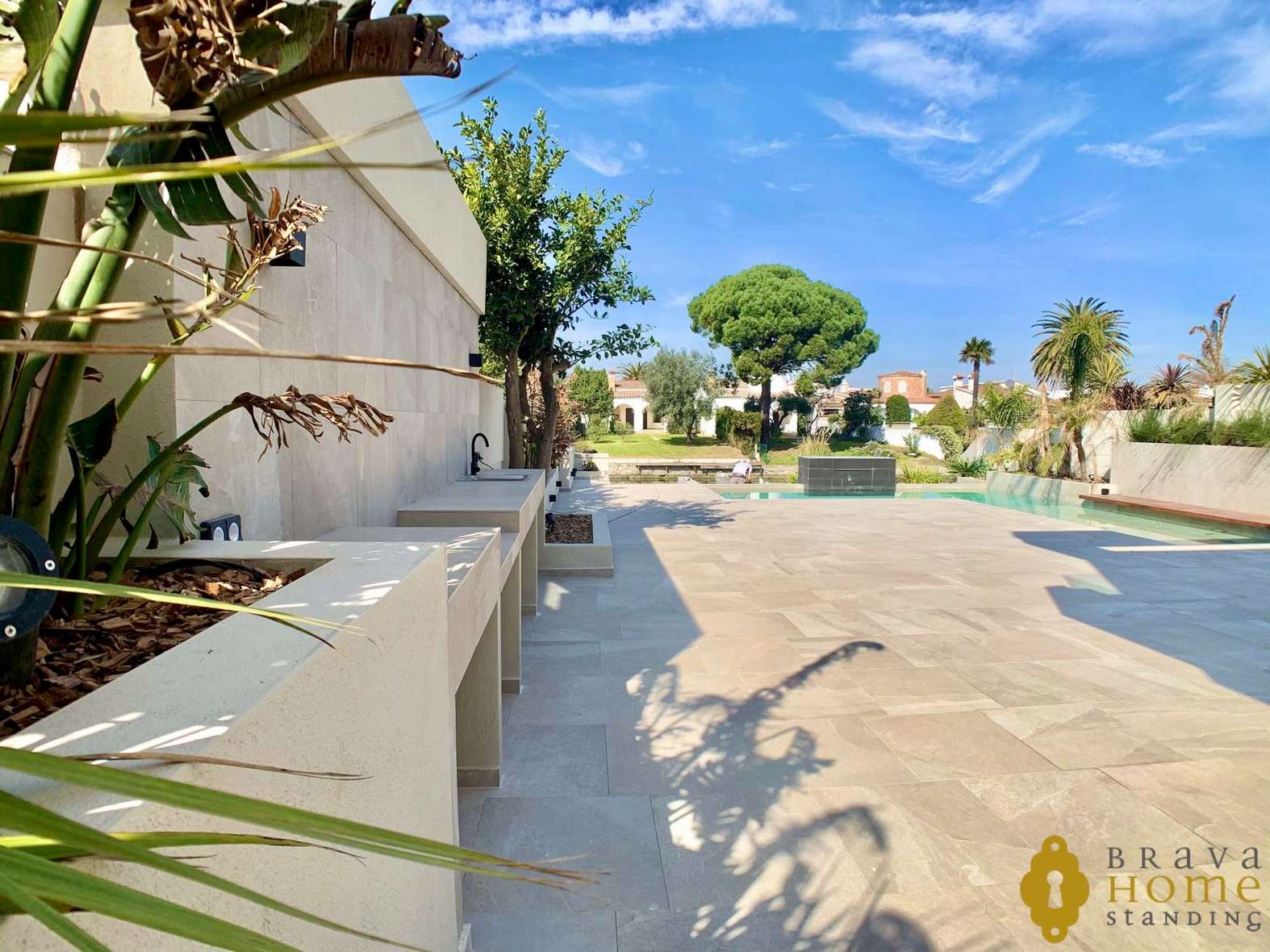 Magnífica casa de nueva construcción al canal ancho en venta en Empuriabrava