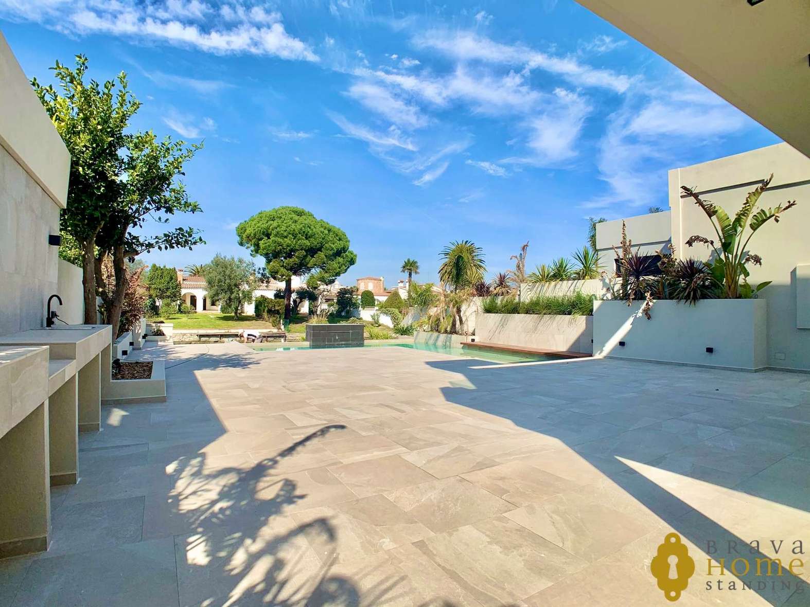 Magnífica casa de nueva construcción al canal ancho en venta en Empuriabrava