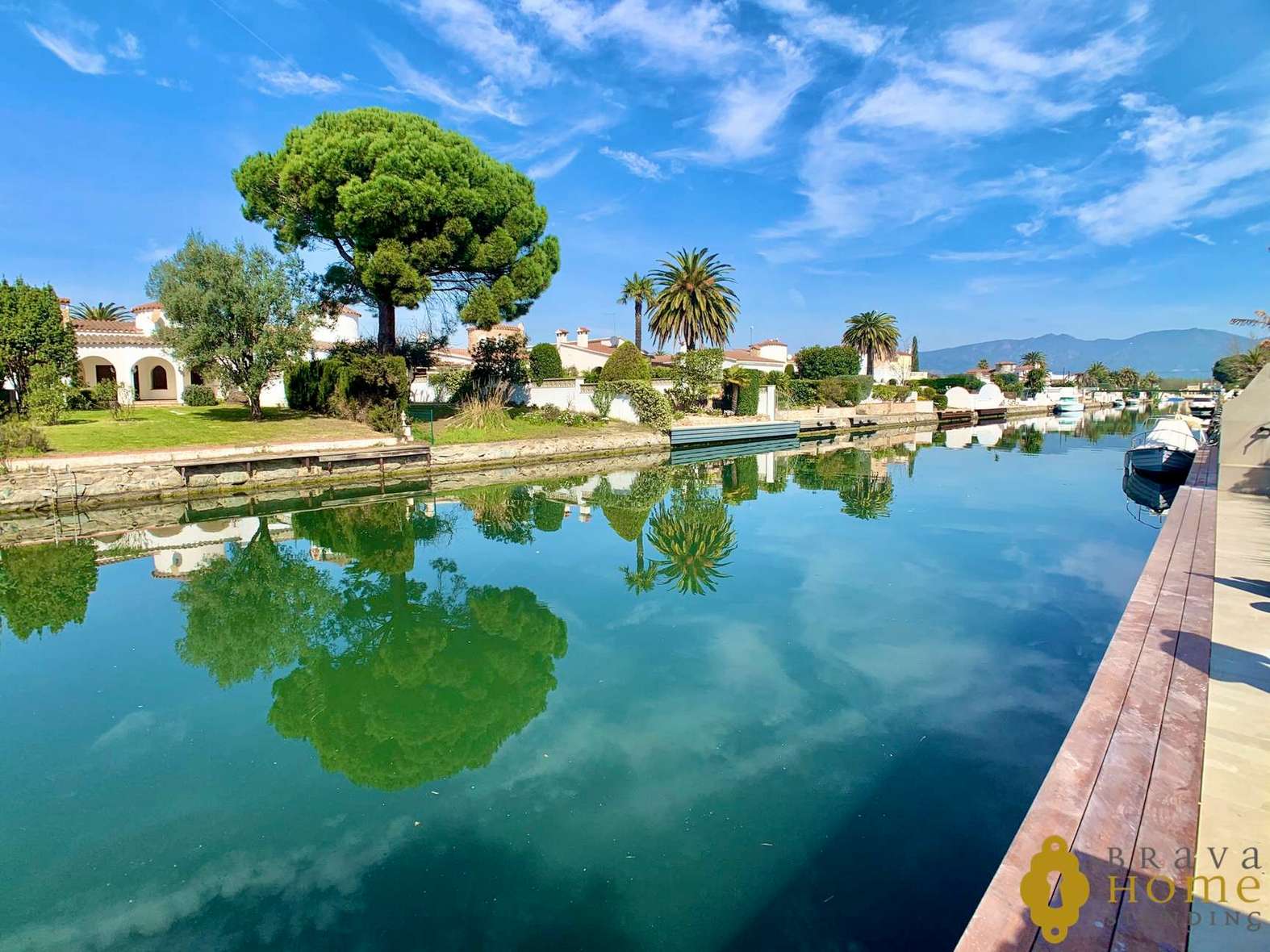Magnífica casa de nueva construcción al canal ancho en venta en Empuriabrava