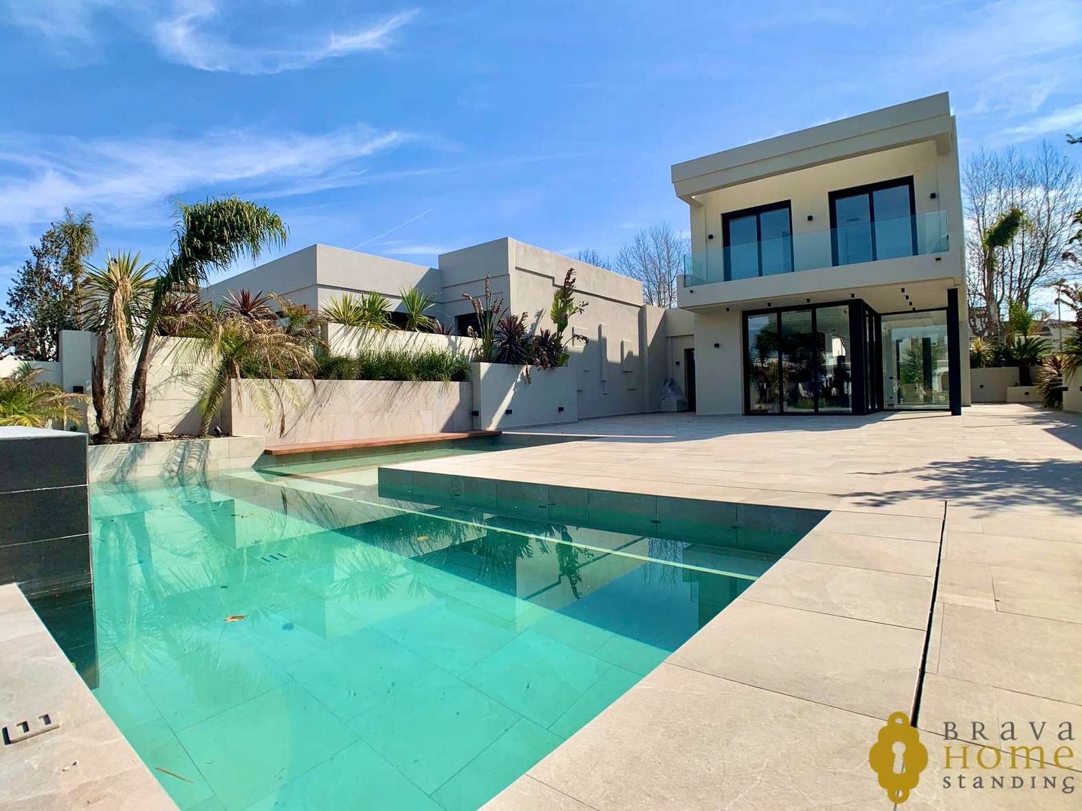 Magnífica casa de nueva construcción al canal ancho en venta en Empuriabrava