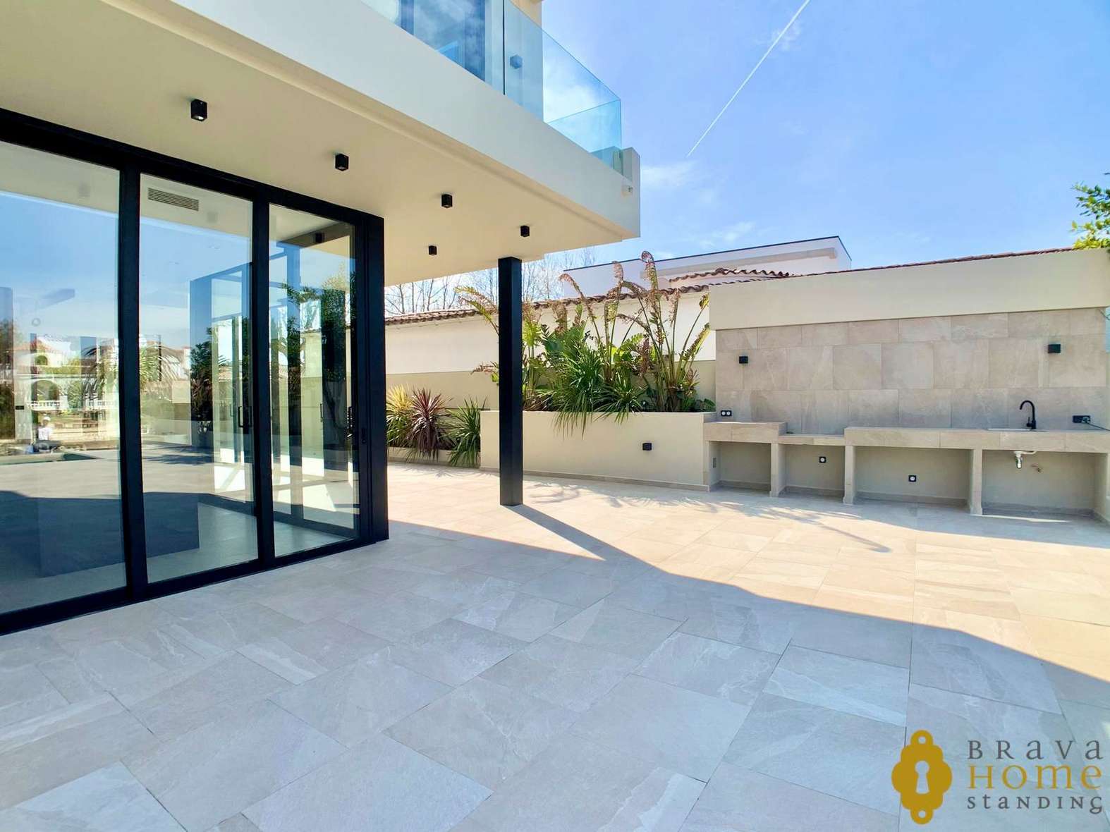 Magnífica casa de nueva construcción al canal ancho en venta en Empuriabrava