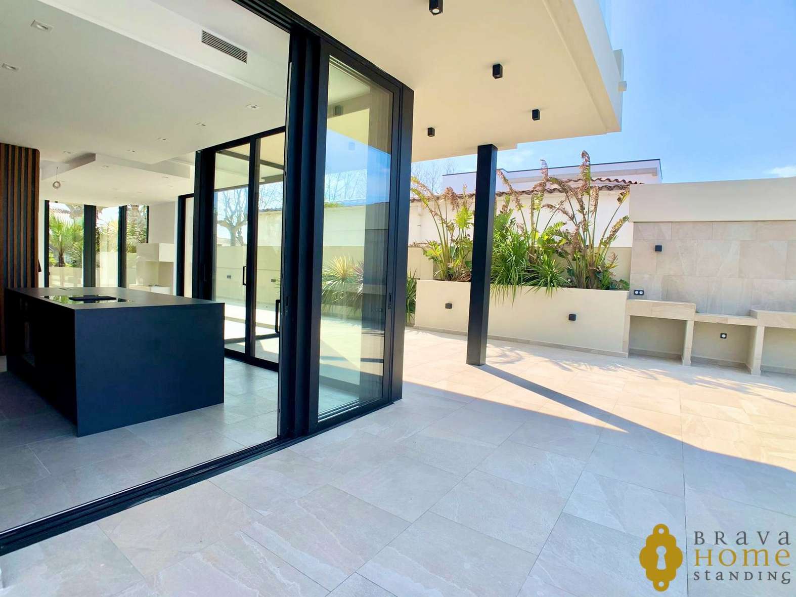 Magnífica casa de nueva construcción al canal ancho en venta en Empuriabrava