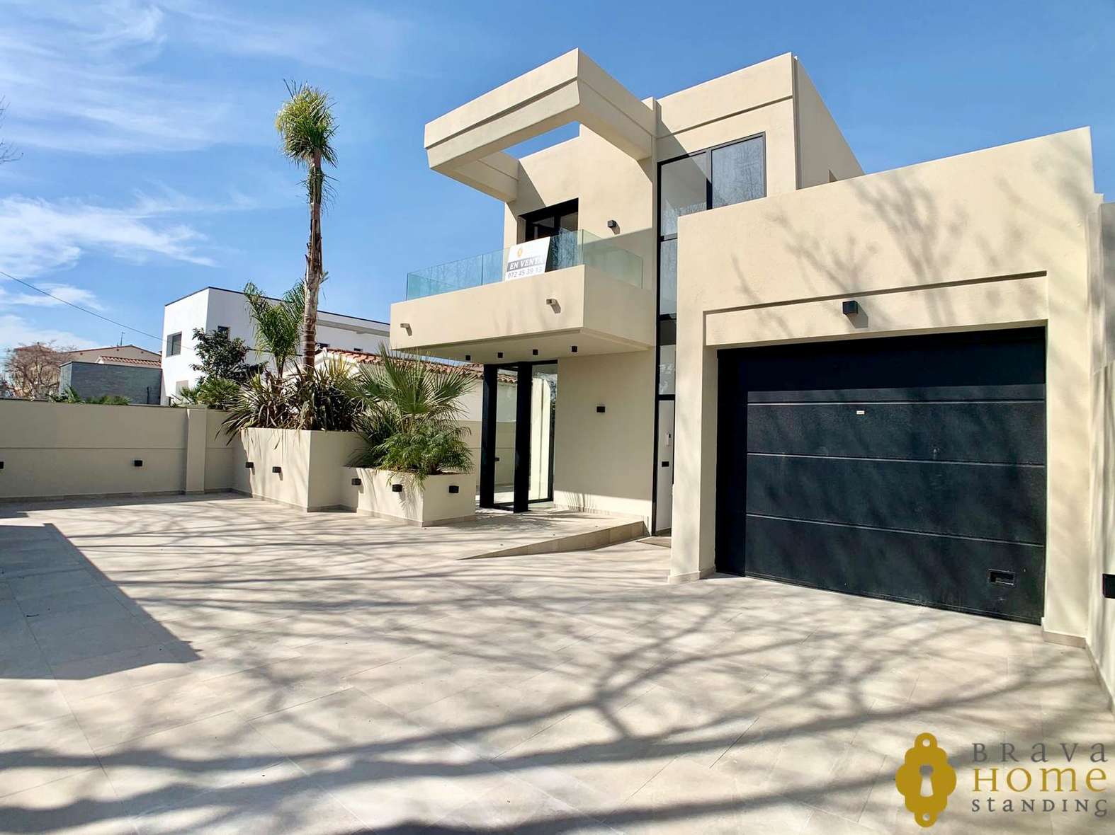 Magnífica casa de nueva construcción al canal ancho en venta en Empuriabrava
