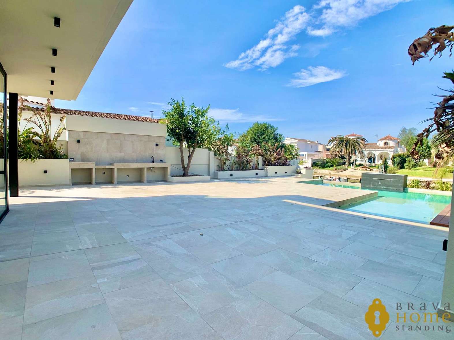 Magnífica casa de nueva construcción al canal ancho en venta en Empuriabrava
