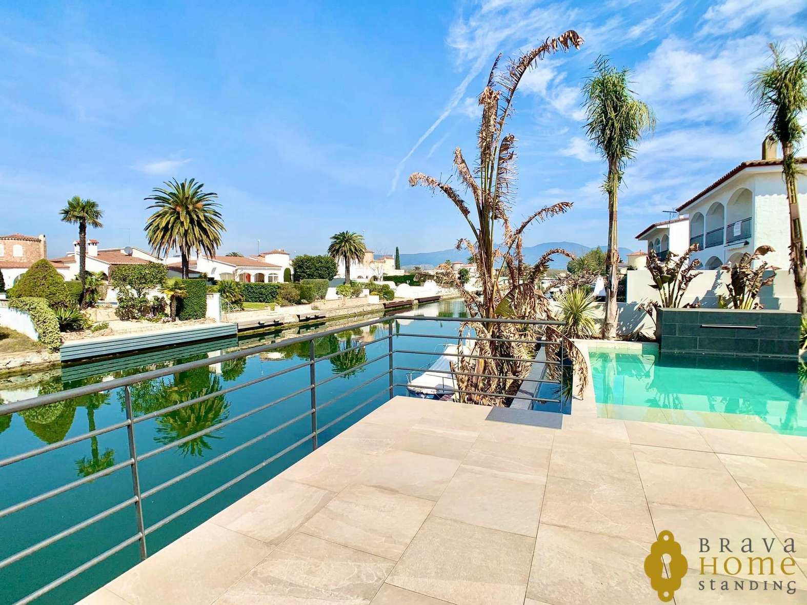 Magnificent newly built single-story house on a wide canal, for sale in Empuriabrava