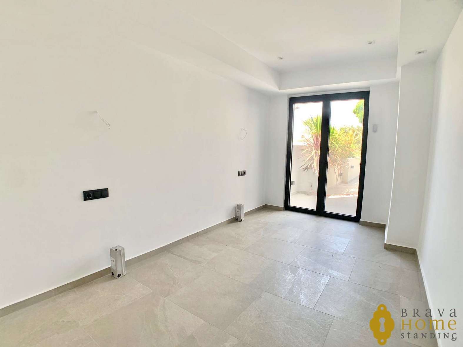 Magnificent newly built single-story house on a wide canal, for sale in Empuriabrava