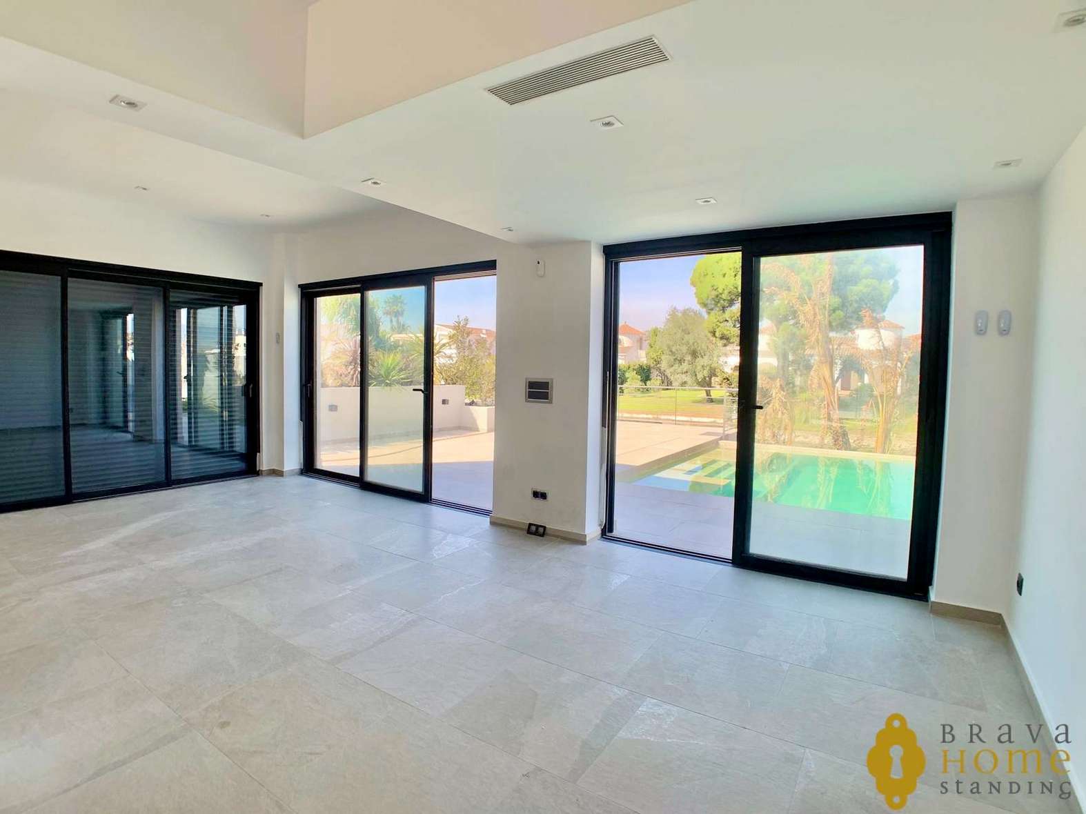 Magnifique maison neuve de plain-pied au canal large, à vendre à Empuriabrava