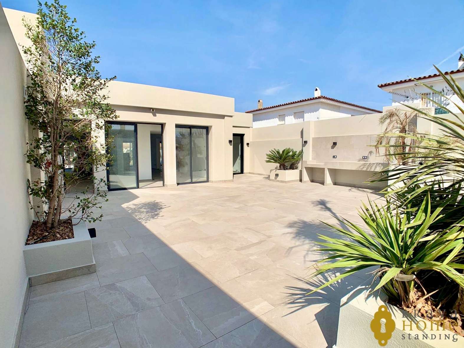 Magnifique maison neuve de plain-pied au canal large, à vendre à Empuriabrava