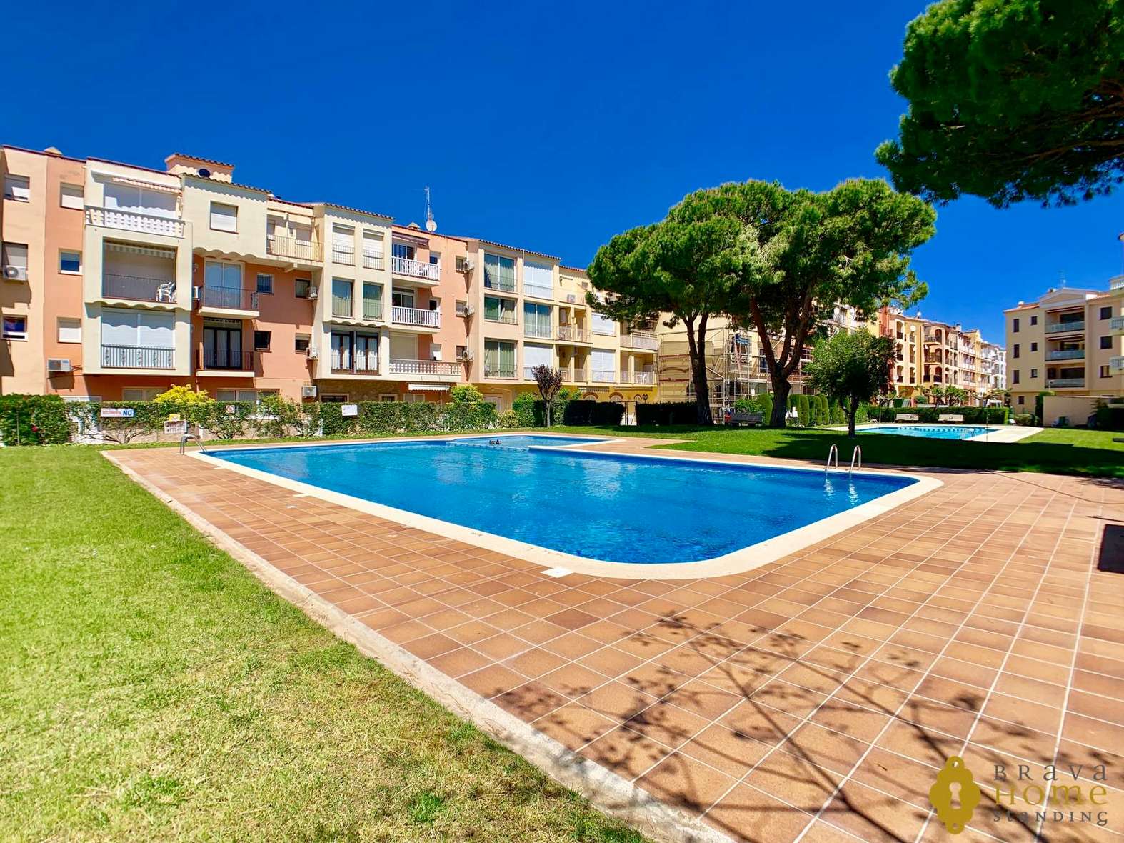 Hermoso apartamento a 200 metros de la playa en venta en Empuriabrava