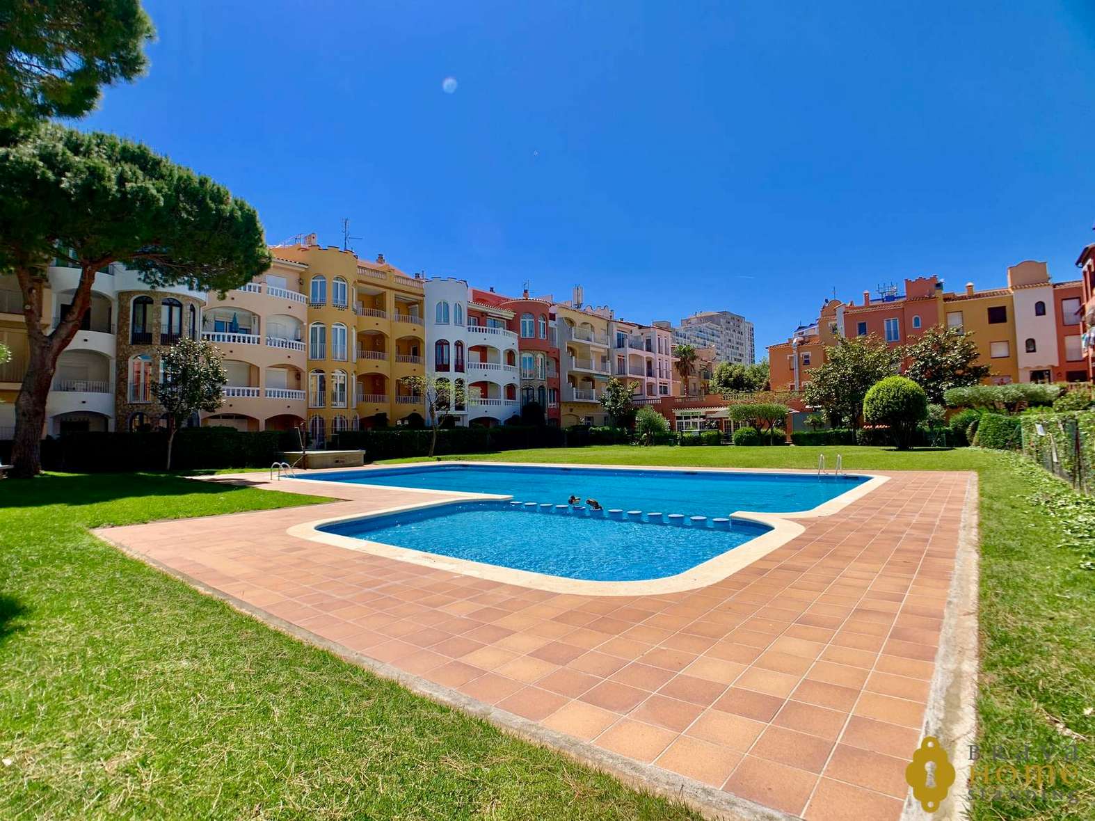 Hermoso apartamento a 200 metros de la playa en venta en Empuriabrava