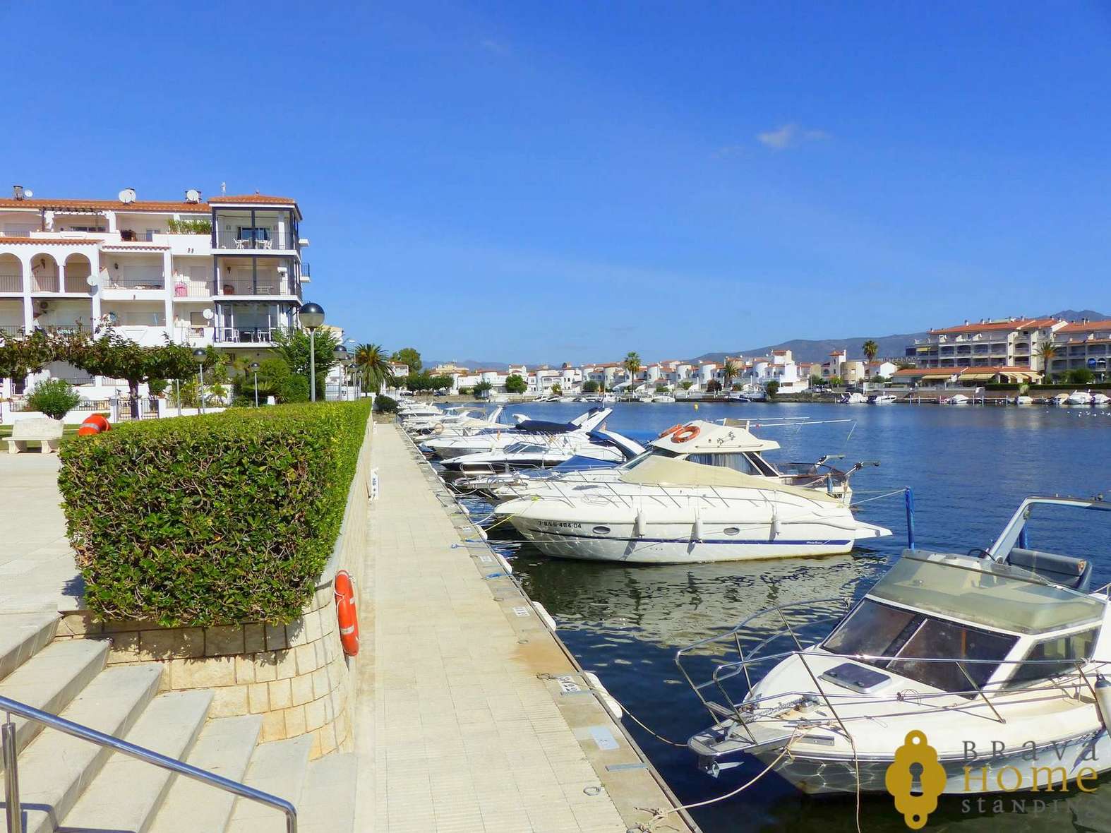Beautiful apartment overlooking the canal for sale in Empuriabrava