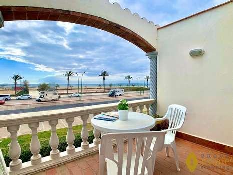 Bonito piso en primera línea de mar en venta en Empuriabrava