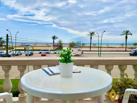 Bonito piso en primera línea de mar en venta en Empuriabrava