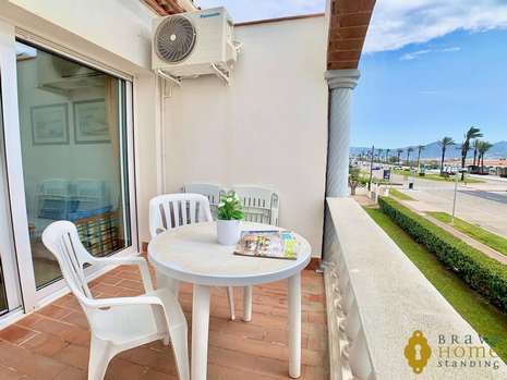 Bonito piso en primera línea de mar en venta en Empuriabrava