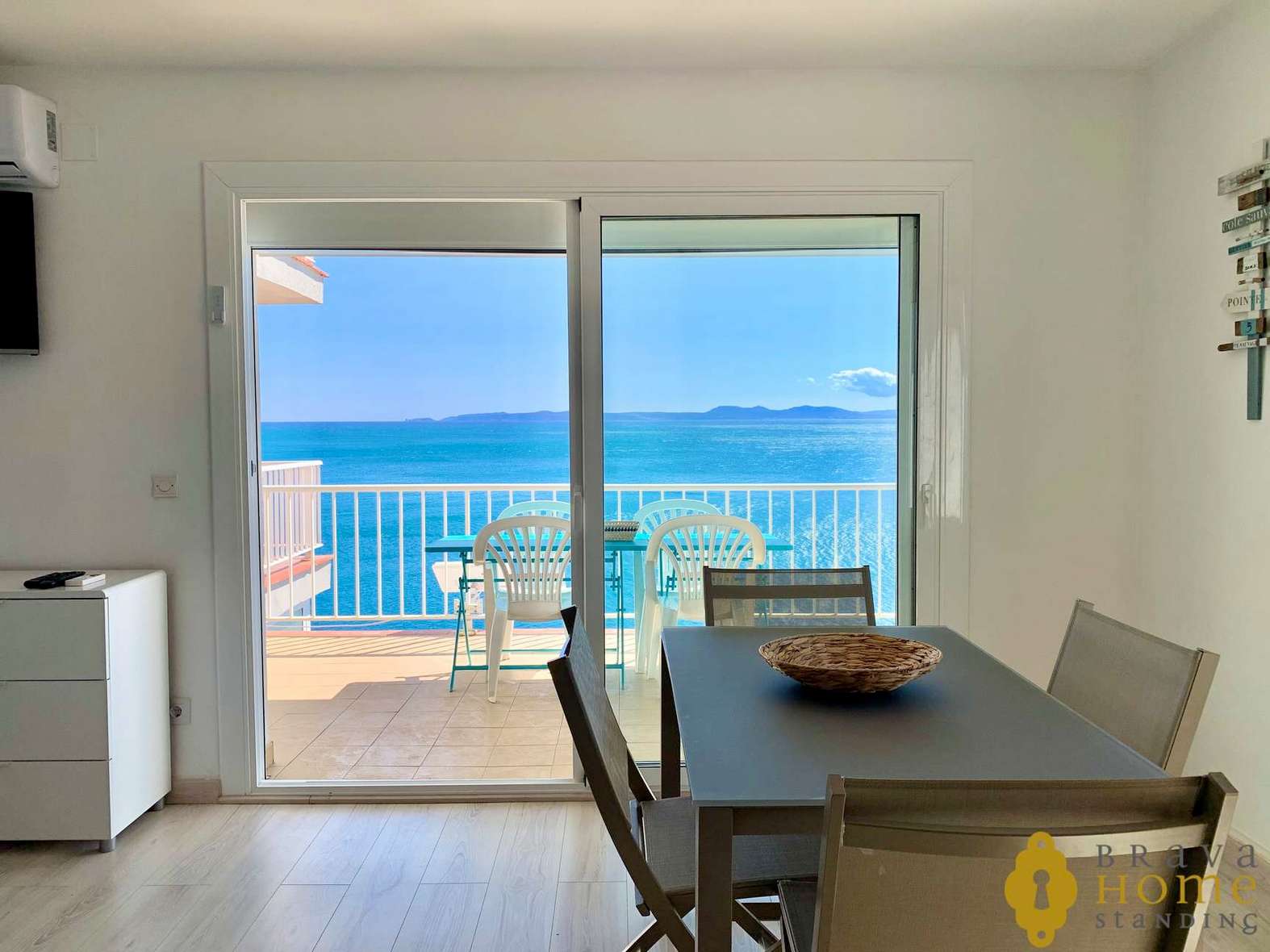 Magnífico apartamento en primera línea de mar en venta en Rosas