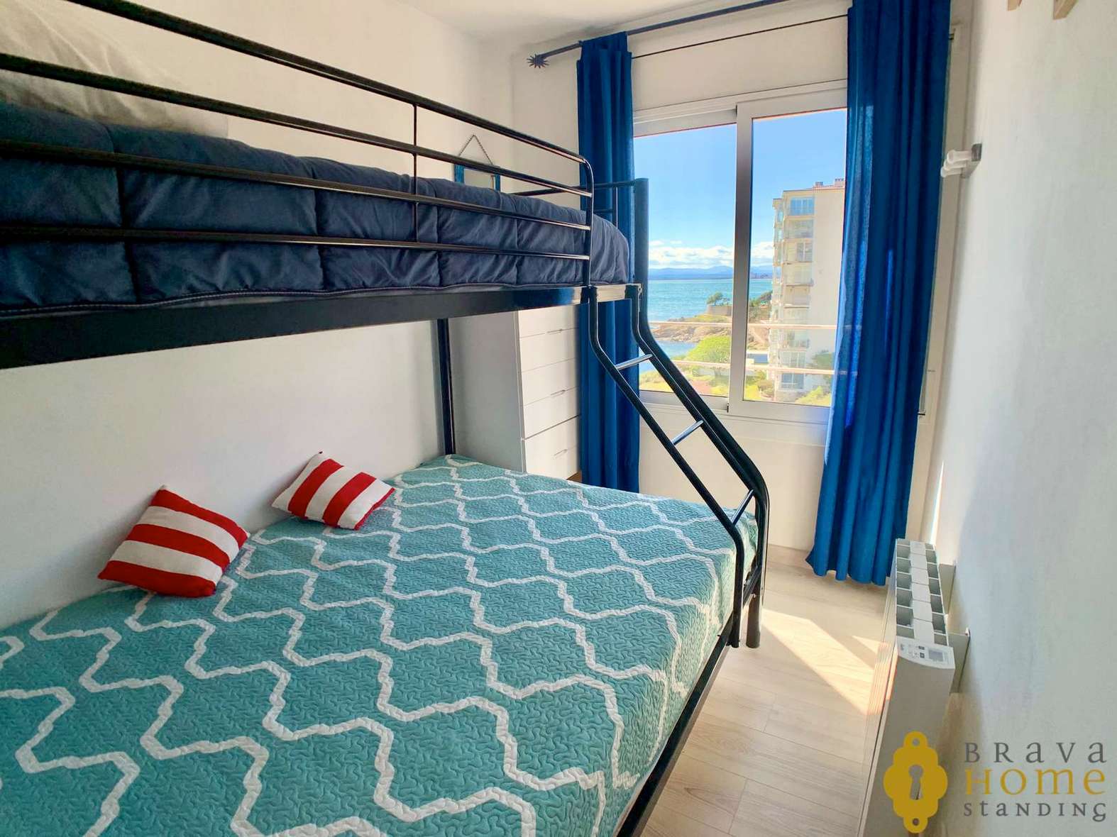 Magnífico apartamento en primera línea de mar en venta en Rosas