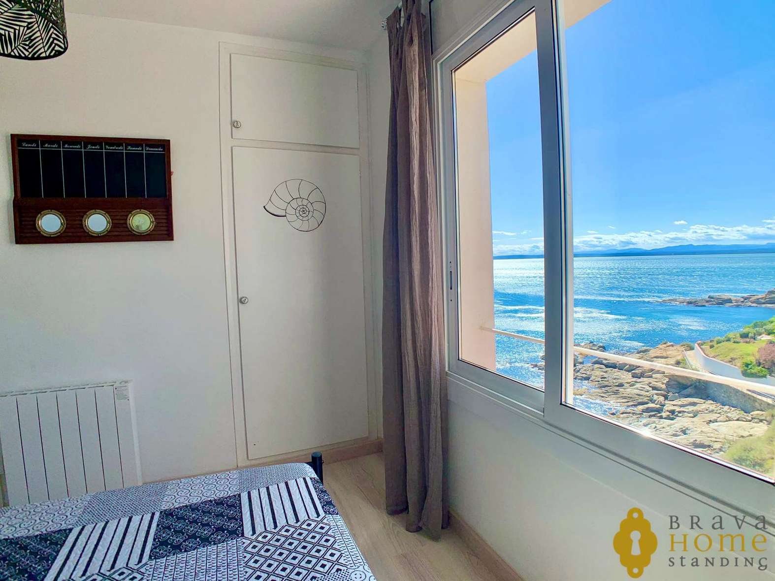 Magnífico apartamento en primera línea de mar en venta en Rosas