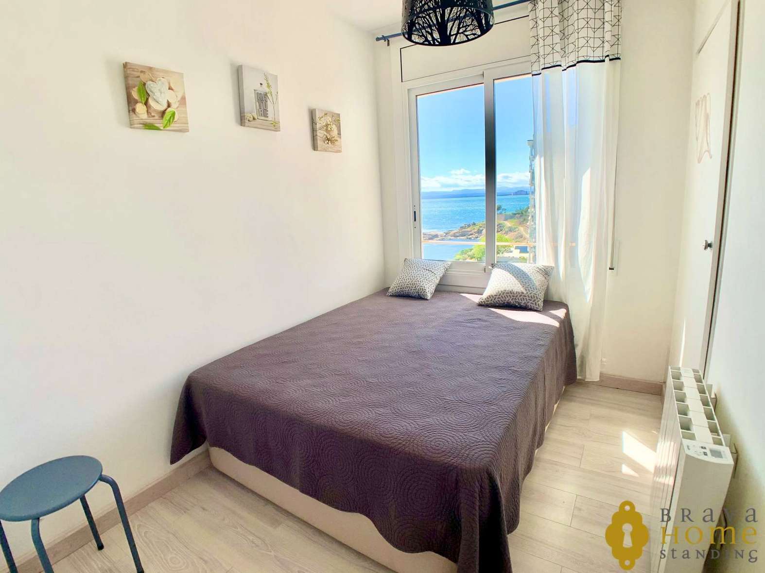 Magnífico apartamento en primera línea de mar en venta en Rosas
