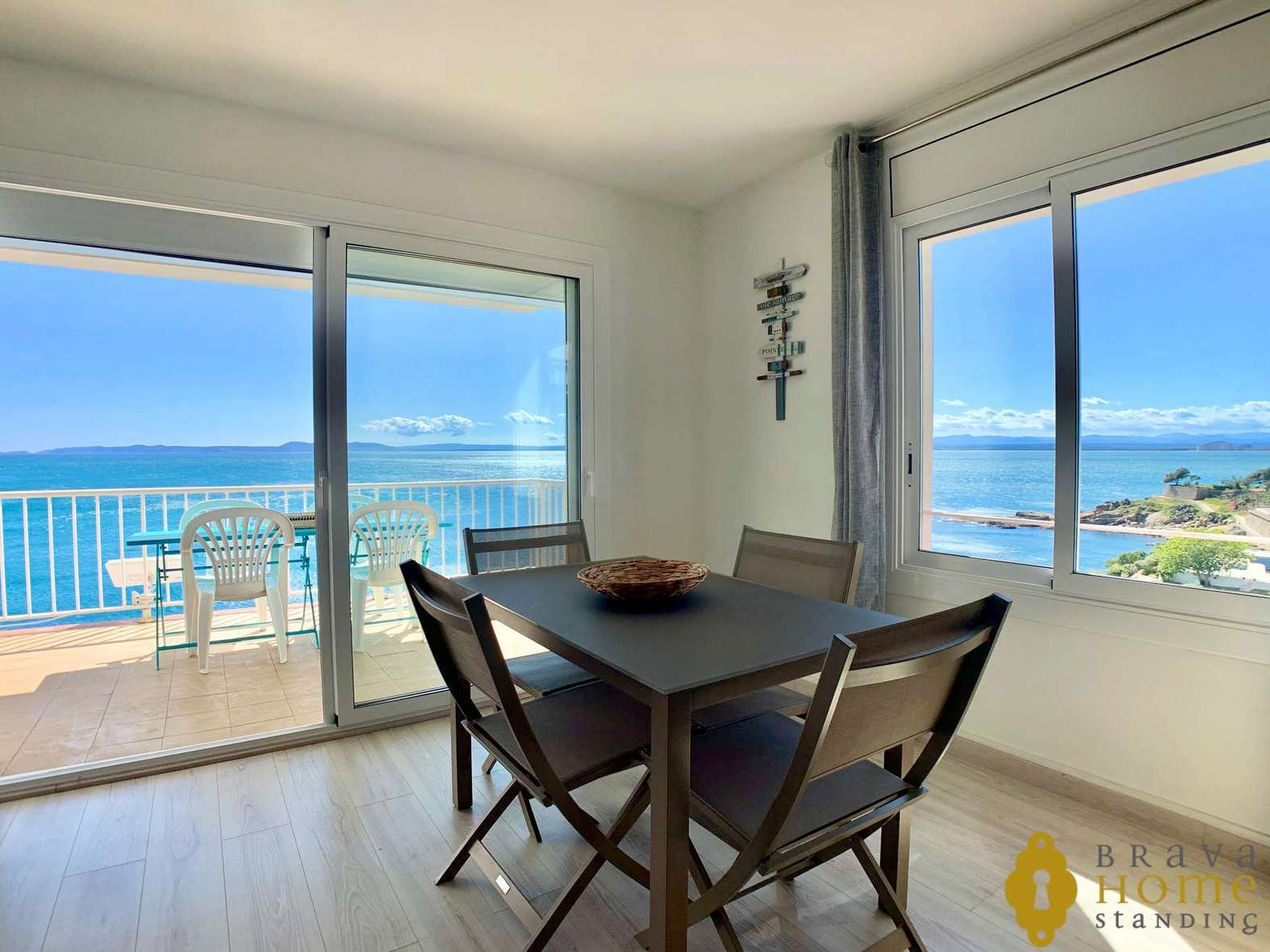 Magnífico apartamento en primera línea de mar en venta en Rosas
